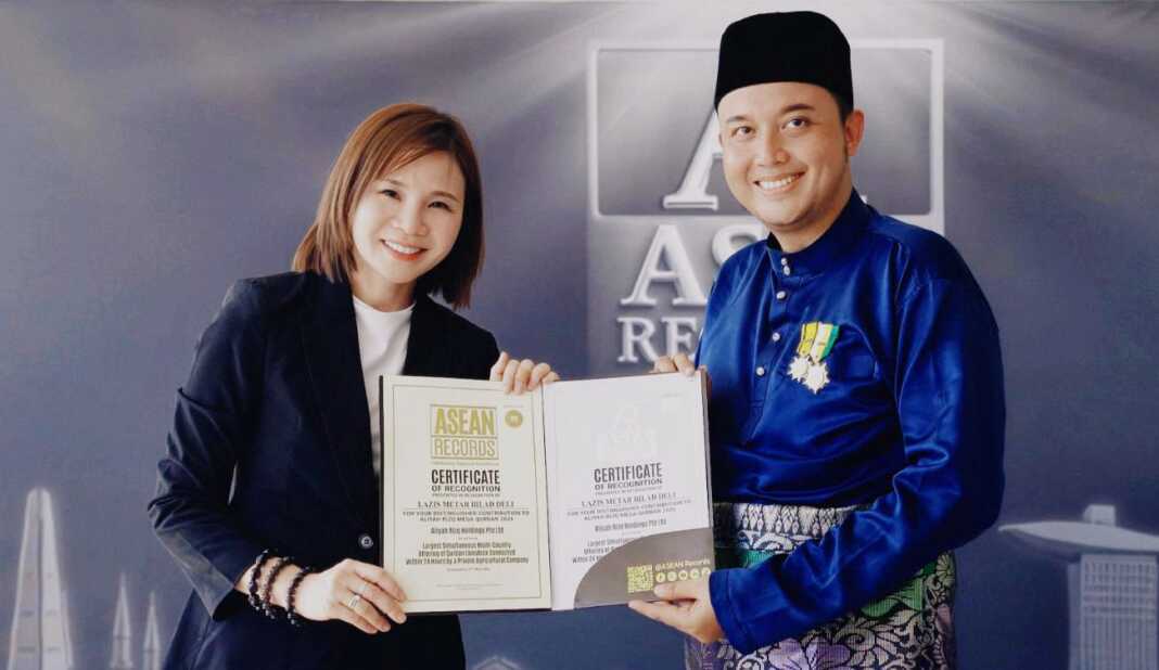 TERIMA REKOR: Datok Delphi El Hazmih (kanan) menerima piagam rekor ASEAN dan Asia. (Istimewa/Sumut Pos)