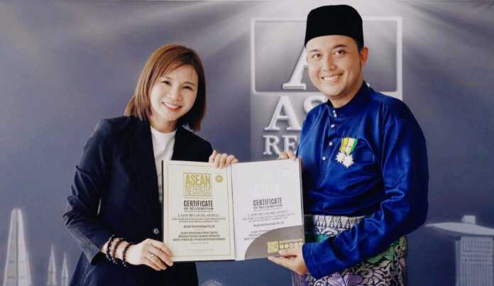 TERIMA REKOR: Datok Delphi El Hazmih (kanan) menerima piagam rekor ASEAN dan Asia. (Istimewa/Sumut Pos) TERIMA REKOR: Datok Delphi El Hazmih (kanan) menerima piagam rekor ASEAN dan Asia. (Istimewa/Sumut Pos)