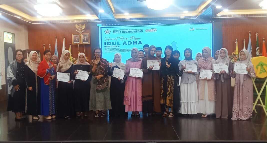 PEMENANG: Dr. Siti Nurmawan Sinaga, M.Kes (5 kanan) bersama pemenang kompetisi karya ilmiah dalam perayaan Idul Adha di STIKes Mitra Husada Medan. (Deddi Mulia Purba/Sumut Pos)