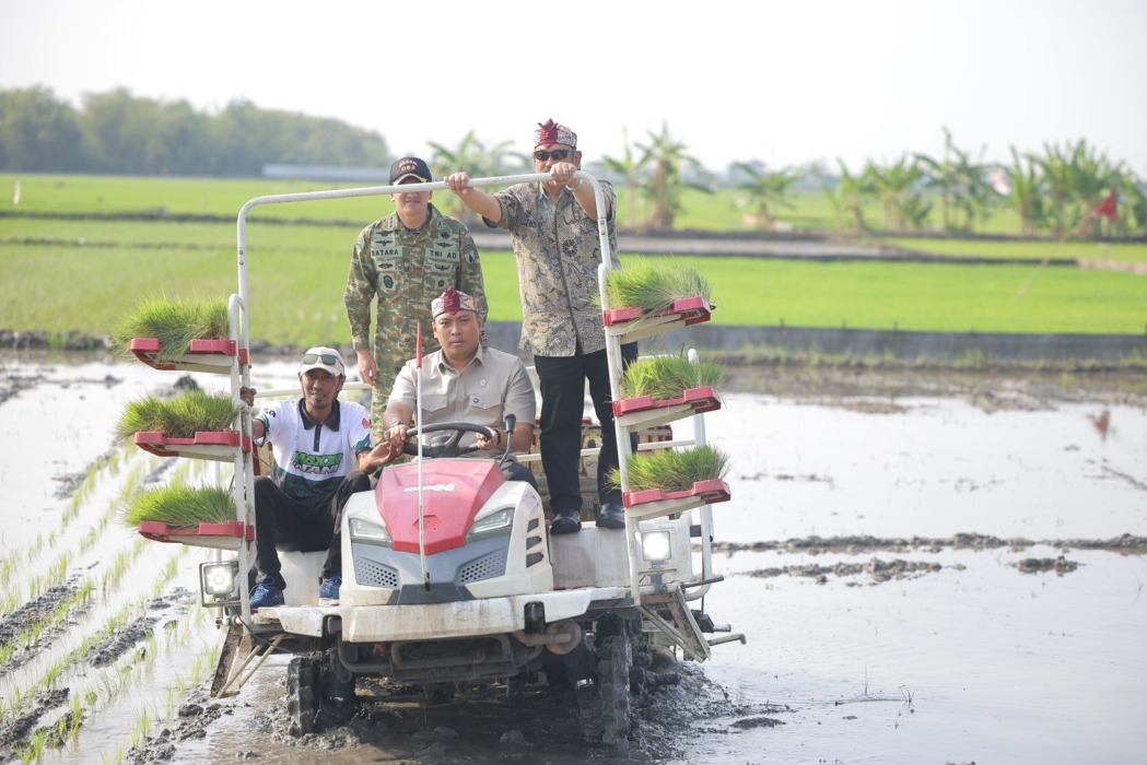 Wakil Menteri Pertanian (Wamentan) Sudaryono kebut Gerakan Tanam (Gertam) padi seluas 750 hektar di Kabupaten Lamongan. (foto : Kementan)