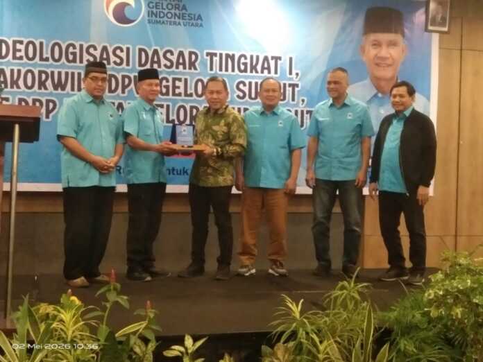 Ketua DPW Partai Gelora Indonesia Sumut Muhammad Nasir (dua dari kiri) menyerahkan cenderamata kepada Kepala Kesbangpol Pemprov Sumut Mulyono usai pembukaan Ideologisasi Dasar Tingkat I di Hotel Aiho Medan, Sabtu (2/5/2026).