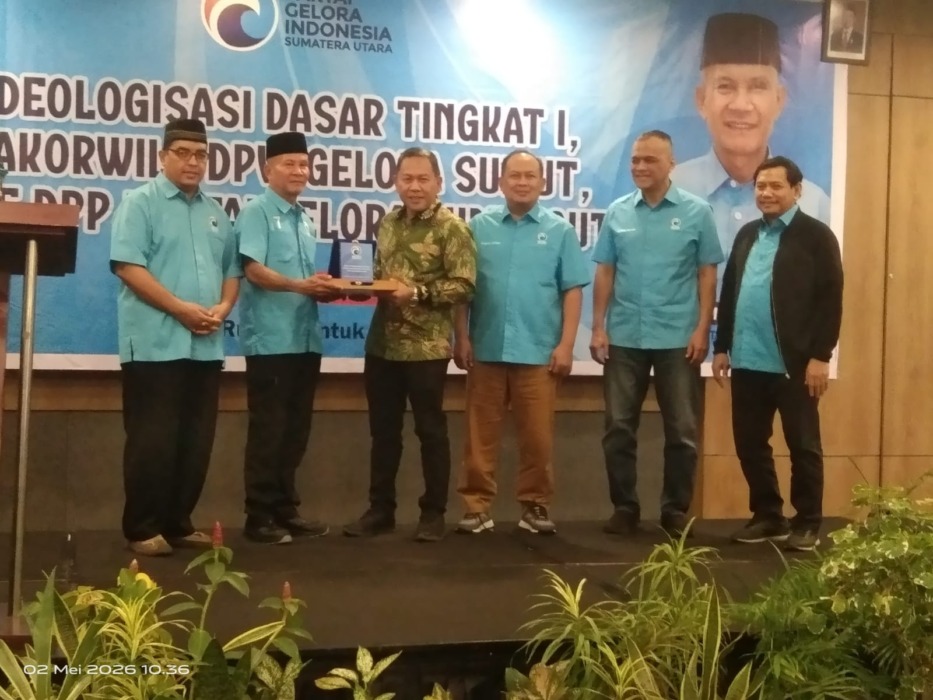 Ketua DPW Partai Gelora Indonesia Sumut Muhammad Nasir (dua dari kiri) menyerahkan cenderamata kepada Kepala Kesbangpol Pemprov Sumut Mulyono usai pembukaan Ideologisasi Dasar Tingkat I di Hotel Aiho Medan, Sabtu (2/5/2026).