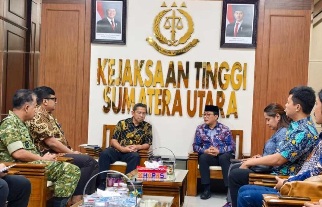 Anggota DPD RI asal Sumatera Utara Pdt Penrad Siagian saat melakukan kunjungan kerja ke Kantor Kejaksaan Tinggi Sumatera Utara, Jumat, 8 Mei 2026. (Foto: Dok Tim Media Penrad Siagian)