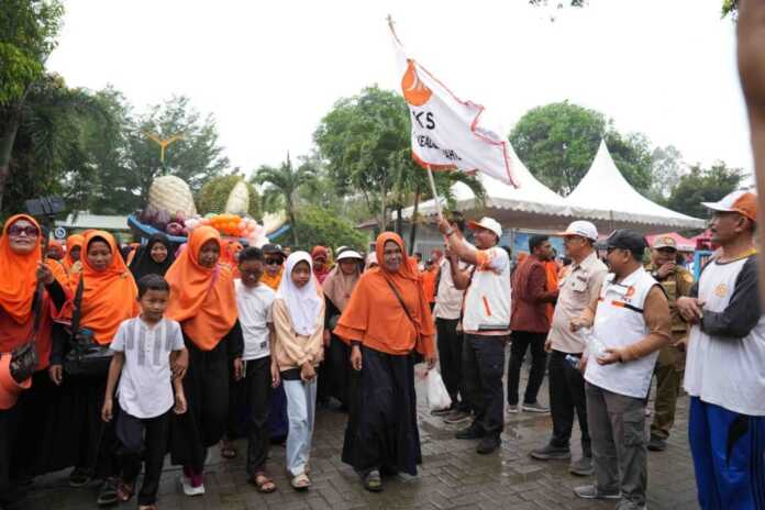 Ketua DPD PKS Deli Serdang Ismail, S.Hut., M.A. saat melepas ribuan peserta jalan dalam Rangkaian Gebyar Milad ke-24 PKS. Ketua DPD PKS Deli Serdang Ismail, S.Hut., M.A. saat melepas ribuan peserta jalan dalam Rangkaian Gebyar Milad ke-24 PKS.