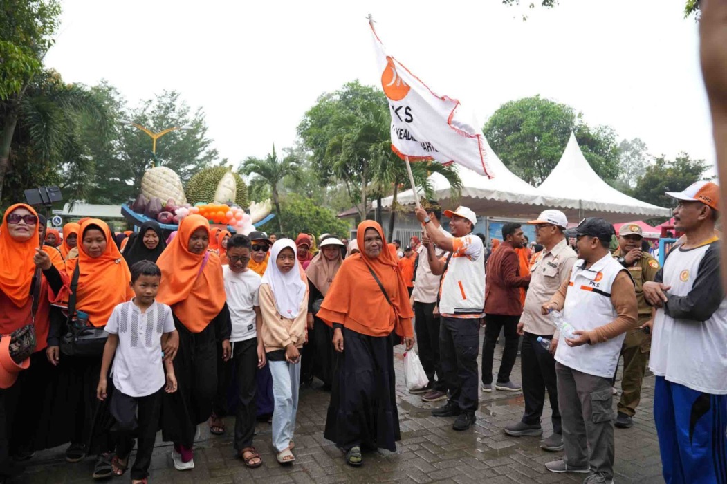 Ketua DPD PKS Deli Serdang Ismail, S.Hut., M.A. saat melepas ribuan peserta jalan dalam Rangkaian Gebyar Milad ke-24 PKS.