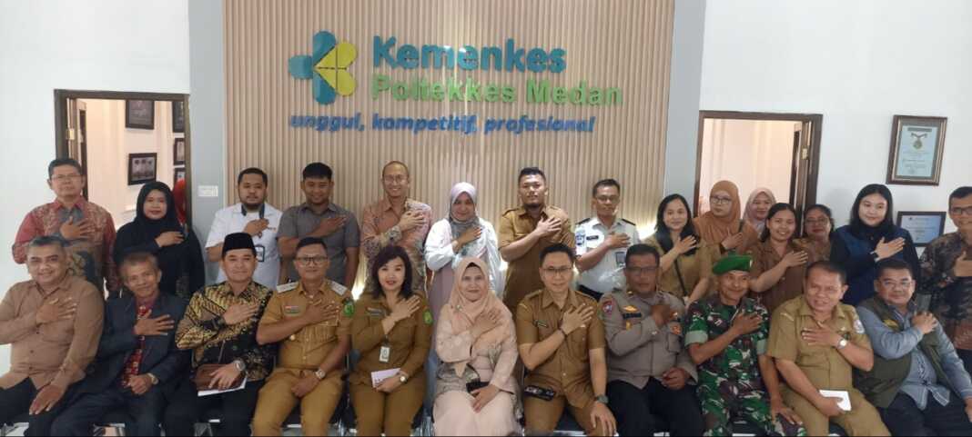 Direktur Poltekkes Kemenkes Medan, Tengku Sri Wahyuni SSiT MKeb diabadikan bersama undangan Forum Konsultasi Publik. (Foto: Hotman Simbolon/Sumut Pos)