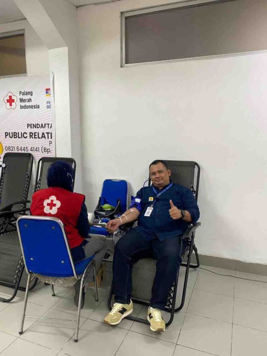 Branch Manager Indomaret Medan, Yonanta Kusuma saat mendonorkan darah bersama PMI, karyawan dan masyarakat. (Foto: Humas Indomaret Medan)