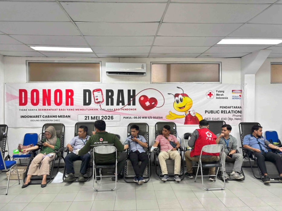 PARTISIPASI: Karyawan dan masyarakat turut berpastisipasi dalam kegiatan Donor Darah Indomaret Cabang Medan Bersama PMI Kabupaten Deliserdang. (Foto: Humas Indomaret Medan)