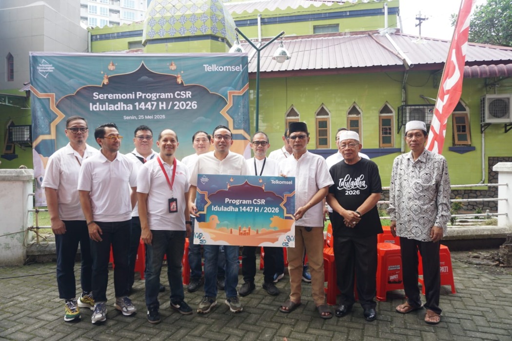 Penyerahan Hewan Kurban Telkomsel_1-3: Telkomsel menyerahkan 10 sapi dan 100 kambing sebagai hewan kurban bagi penerima manfaat di Wilayah Sumatera. Simbolis penyerahan hewan kurban dilakukan hari ini di Masjid Jami Silalas Sei Deli, Medan hari ini (25/5).