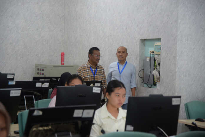 Rektor Unimed Prof. Dr. Ir. Baharuddin, S.T., M.Pd saat meninjau pelaksanaan UTBK SNBT 2026 pada April lalu. (Foto Dok Humas Unimed)