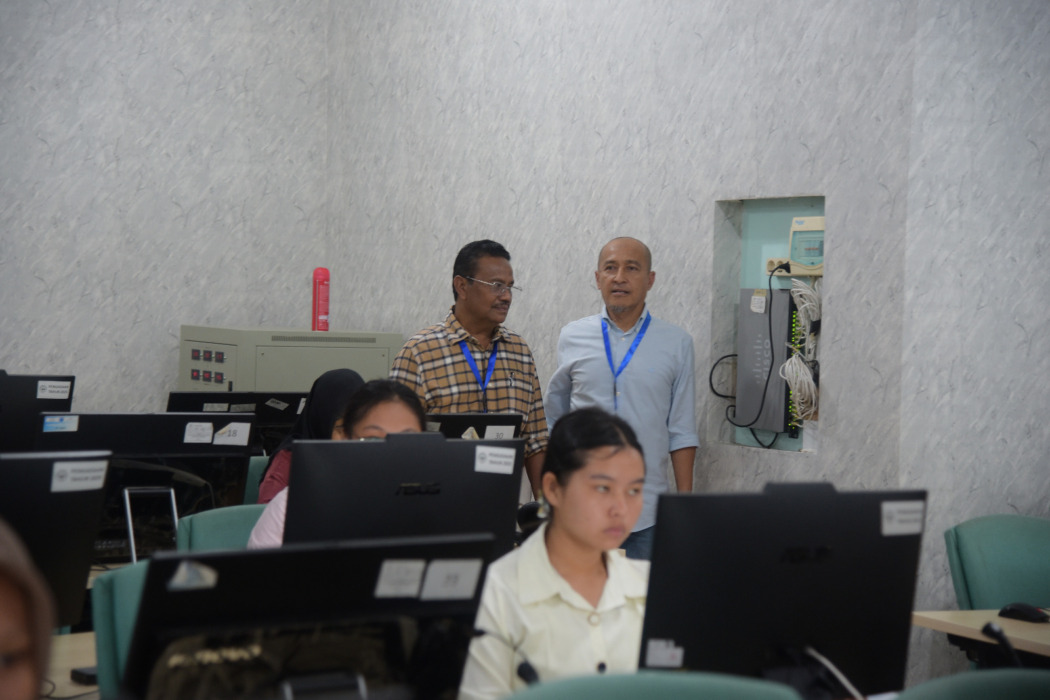 Rektor Unimed Prof. Dr. Ir. Baharuddin, S.T., M.Pd saat meninjau pelaksanaan UTBK SNBT 2026 pada April lalu. (Foto Dok Humas Unimed)