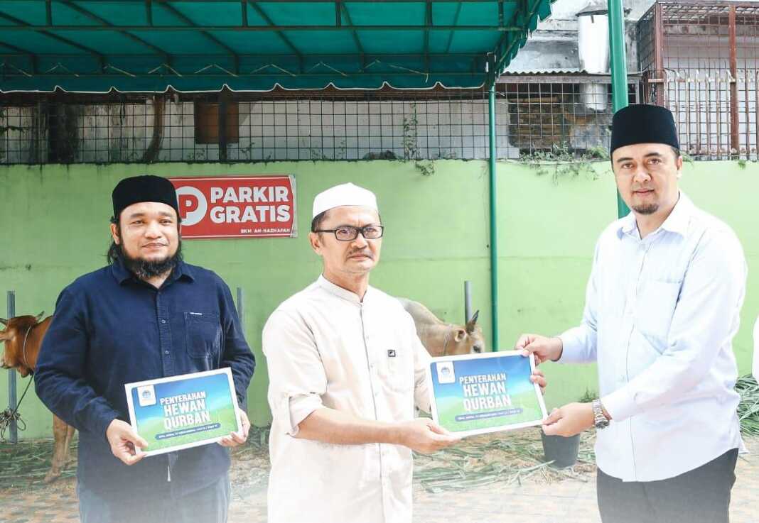 Direktur Utama Perumda Tirtanadi, Ardian Surbakti, menyerahkan secara simbolis 13 ekor sapi kurban di Halaman Masjid An Nazafah, Jalan Rumah Sumbul, Kecamatan Medan Kota, Selasa (26/5/2026). (Foto: Dok Perumda Tirtanadi Sumut)