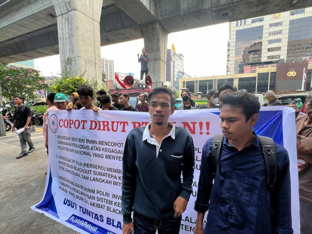 Gerakan Mahasiswa Peduli Demokrasi saat menggelar aksi unjuk rasa di depan Kantor Pusat PT PLN.