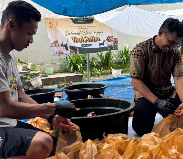 The Reiz Suites Gelar CSR Idul Adha, Wujud Kepedulian dan Kebersamaan dengan Karyawan dan Warga Sekitar