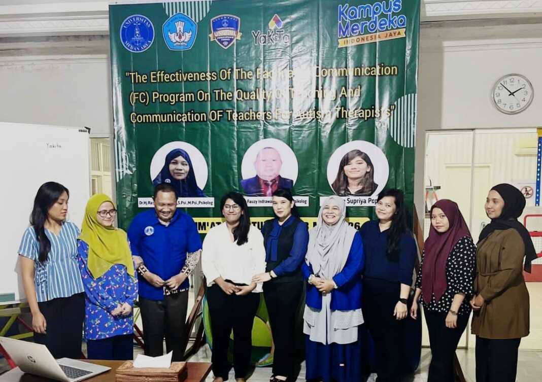 PRESENTASI INTERNASIONAL: Shivale Supriya Popat (4 kiri) presentasi di Yakita Education Development of Human Potential. (Istimewa/Sumut Pos)