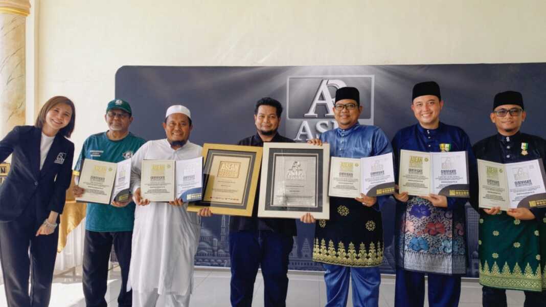 CETAK REKOR: Penyerahan piagam penghargaan ASEAN Record dan Asia Record penyembelihan 5.000 hewan kurban. (Istimewa/Sumut Pos)