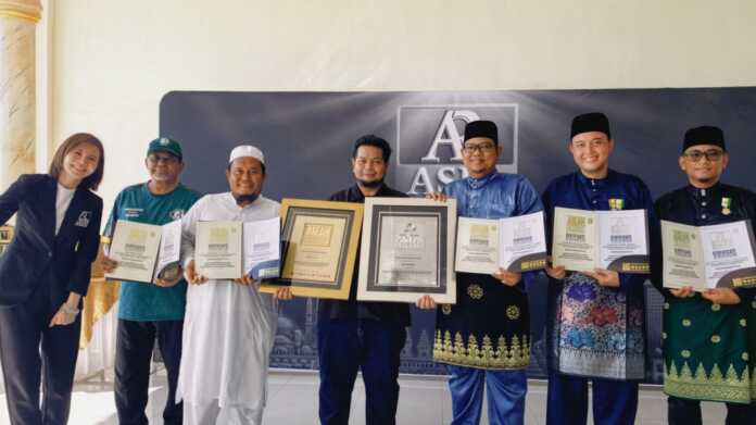 CETAK REKOR: Penyerahan piagam penghargaan ASEAN Record dan Asia Record penyembelihan 5.000 hewan kurban. (Istimewa/Sumut Pos)
