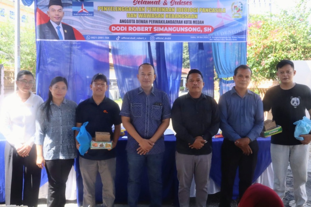 Anggota DPRD Medan dari Fraksi Partai Demokrat Dodi Robert Simangunsong foto bersama peserta sosialisasi Pembinaan Ideologi Pancasila dan Wawasan Kebangsaan di Jalan Pulau Harapan, Medan Kota, Sabtu (30/5/2026).