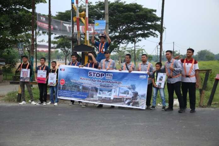 SOSIALISASI: PT Kereta Api Indonesia (Persero) Divisi Regional I Sumatera Utara bersama Komunitas Divre I Railfans saat sosialisasi pencegahan pelecehan seksual di atas perjalanan KA Putri Deli relasi Medan–Tanjungbalai, Minggu (31/5).(Dok : PT. KAI Drive I Sumut).