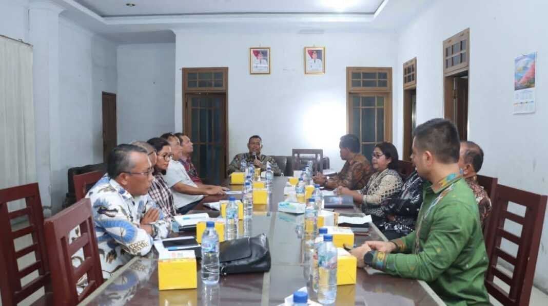 PIMPIN RAPAT: Bupati Dairi Vickner Sinaga pimpin rapat bersama pimpinan OPD usai terima LHP laporan keuangan Pemkab Dairi tahun 2025 di mess Pemkab Dairi, Jumat (29/5).(Foto.Diskomimfo Dairi).