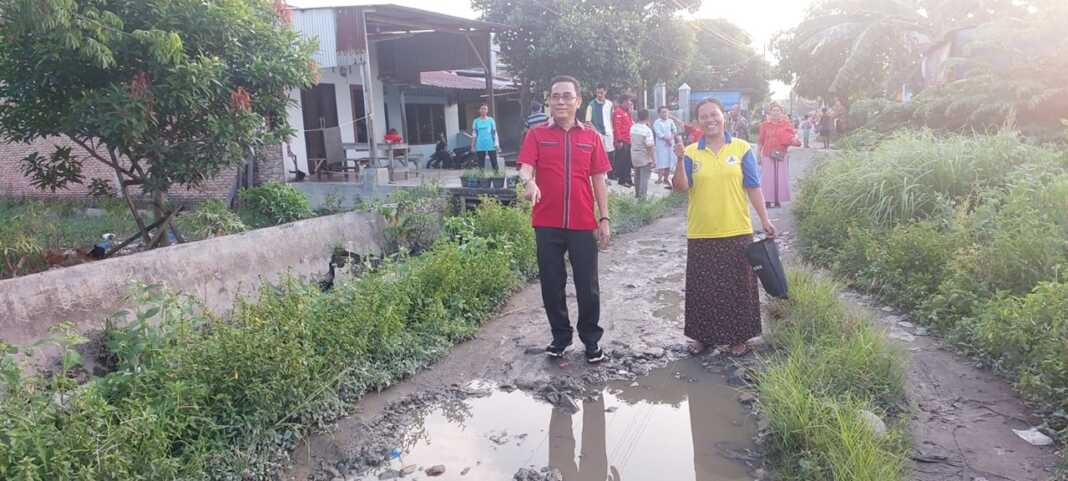 TINJAU: Paul Mei Anton Simanjuntak saat meninjau jalan rusak di Jalan Benteng di Lingkungan 4, Kelurahan Mabar Hilir, Medan Deli.