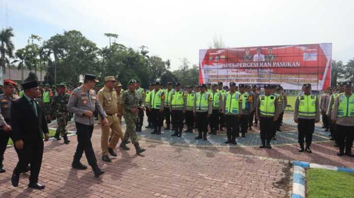 PERIKSA PASUKAN: Kapolresta Deliserdang Kombes Pol Hendria Lesmana, didampingi Bupati Deliserdang dr H Asri Ludin Tambunan bersama Wakil Bupati Deliserdang Lom Lom Suwondo SS saat melakukan pemeriksaan pasukan keamanan Pilkades Gelombang II Tahun 2026