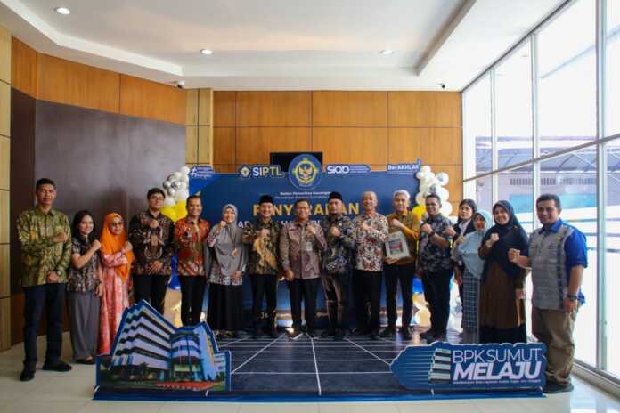 TERIMA LHP: Wali Kota Tebingtinggi, H Iman Irdian Saragih, bersama Ketua DPRD Tebingtinggi, Sakti Khadaffi Nasution serta Sekdako Erwin Suheri Damanik dan jajaran Pemko Tebingtinggi berfoto bersama usai menerima LHP atas LKPD Tahun Anggaran 2025 dengan opini Wajar Tanpa Pengecualian (WTP) dari BPK RI Perwakilan Sumatera Utara di Auditorium BPK Perwakilan Sumut, Medan, Jumat (29/5/2026)// Azan Purba/ sumutpos.