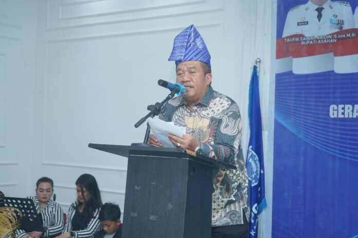 SAMBUTAN: Bupati Asahan Taufik Zainal Abidin SSos MSi pada sambutan di acara Pelantikan Pengurus DPC GAMKI Masa Bhakti 2026–2029 di Aula Hotel Antariksa Kisaran, Sabtu (30/05/2026).