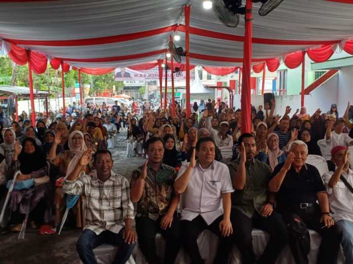 FOTO BERSAMA: Zulkarnaen SKM foto bersama peserta kegiatan Pembinaan Ideologi Pancasila dan Wawasan Kebangsaan di Jalan Denai, Kelurahan Tegal Sari Mandala II, Medan Denai, Sabtu (30/5/2026) sore. (Markus Pasaribu/Sumut Pos)