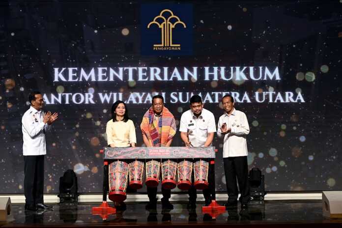 RESMIKAN: Gubsu Muhammad Bobby Afif Nasution bersama Menteri Hukum Supratman Andi Agtas meresmikan 6110 Pos Bantuan Hukum (Posbankum) Sumut, di Aula Raja Inal Siregar lantai 2 Kantor Gubernur Sumut Jalan Diponegoro 30, Medan, Rabu (10/6/2026).(Diskominfo Sumut)