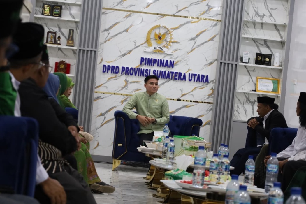 KUNJUNGAN: Wakil Ketua DPRD Sumut, Ricky Anthony saat menerima kunjungan silaturahmi PCNU Langkat. (Humas Ricky Anthony/Sumut Pos)