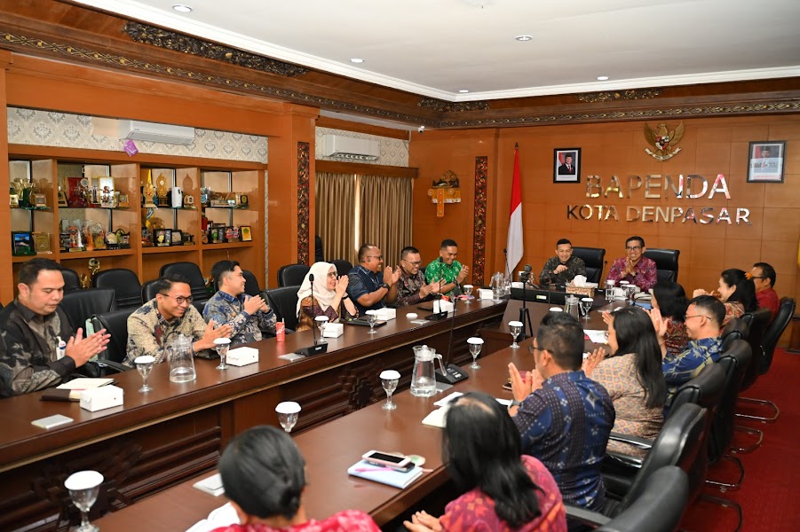 STUDI TIRU: Bapenda Kota Medan saat kunjungan kerja studi tiru ke Badan Pendapatan Daerah (Bapenda) Kota Denpasar, Selasa (9/6/2026).