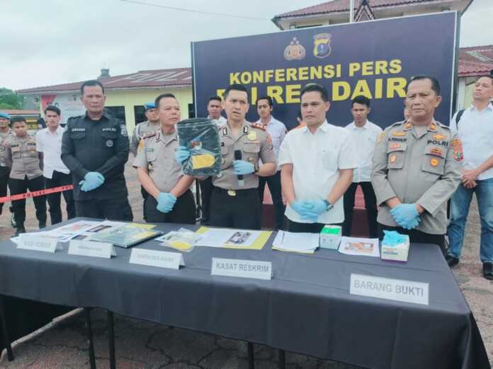 BARANG BUKTI: Kapolres Dairi AKBP Otniel Siahaan didampingi Wakapolres Kompol Dearma Munthe, Kasat Reskrim AKP Wilson Panjaitan, Kapolsek Tigalingga Iptu Parlindungan Lumbantoruan dan Kasie Humas AKP Syahri Ramadhan menunjukkan barangbukti saat memberikan keterangan pers, Rabu (10/6).(RUDY SITANGANG/SUMUT POS). BARANG BUKTI: Kapolres Dairi AKBP Otniel Siahaan didampingi Wakapolres Kompol Dearma Munthe, Kasat Reskrim AKP Wilson Panjaitan, Kapolsek Tigalingga Iptu Parlindungan Lumbantoruan dan Kasie Humas AKP Syahri Ramadhan menunjukkan barangbukti saat memberikan keterangan pers, Rabu (10/6).(RUDY SITANGANG/SUMUT POS).