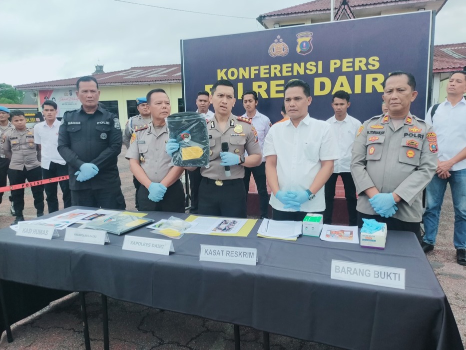 BARANG BUKTI: Kapolres Dairi AKBP Otniel Siahaan didampingi Wakapolres Kompol Dearma Munthe, Kasat Reskrim AKP Wilson Panjaitan, Kapolsek Tigalingga Iptu Parlindungan Lumbantoruan dan Kasie Humas AKP Syahri Ramadhan menunjukkan barangbukti saat memberikan keterangan pers, Rabu (10/6).(RUDY SITANGANG/SUMUT POS).