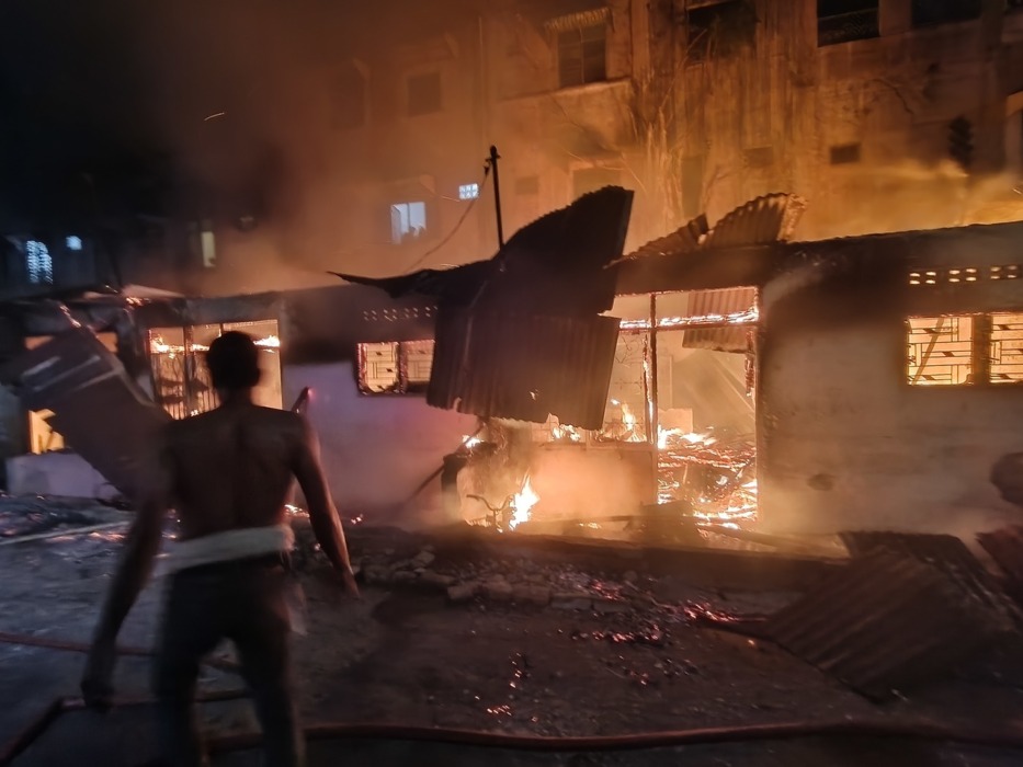 KEBAKARAN: Kobaran api melalap sejumlah rumah warga di Gang Jono, Lingkungan VIII, Kelurahan Bandarsono, Kecamatan Padanggulu, Kota Tebingtinggi, Selasa (9/6/2026) malam.
