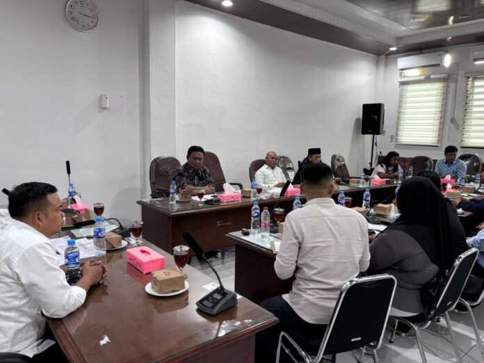 RDP: Komisi I DPRD Labuhanbatu menggelar RDP terkait dugaan pelanggaran prosedur dalam penarikan kendaraan yang dilakukan pihak leasing, Selasa (9/6). (fajar) RDP: Komisi I DPRD Labuhanbatu menggelar RDP terkait dugaan pelanggaran prosedur dalam penarikan kendaraan yang dilakukan pihak leasing, Selasa (9/6). (fajar)