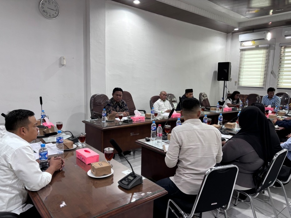 RDP: Komisi I DPRD Labuhanbatu menggelar RDP terkait dugaan pelanggaran prosedur dalam penarikan kendaraan yang dilakukan pihak leasing, Selasa (9/6). (fajar)