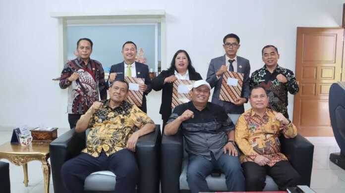 Bupati Dairi FOTO BERSAMA: Bupati Dairi Viclner Sinaga, Wakil Bupati, Wahyu Daniel Sagala, Sekda, Surung CL Bantjin, Kadis Pendidikan, Jaspin Sihombing dan Kepala BKPSDM, Yon Hendrik, foto bersama usai serahkan SK Plt Kasek.(Diskomimfo Dairi).