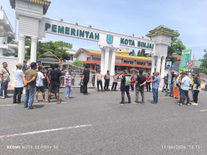 DEMO: Massa aksi dari jukir dan mahasiswa saat demo ke Balai Kota Binjai. (Foto dari massa aksi/Sumut Pos)