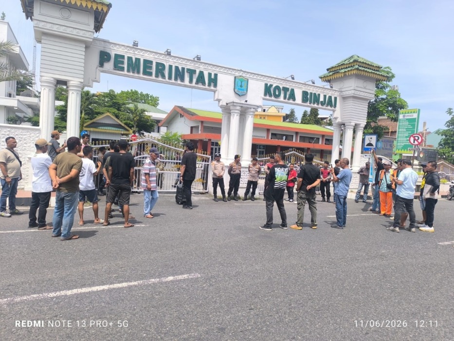 DEMO: Massa aksi dari jukir dan mahasiswa saat demo ke Balai Kota Binjai. (Foto dari massa aksi/Sumut Pos)