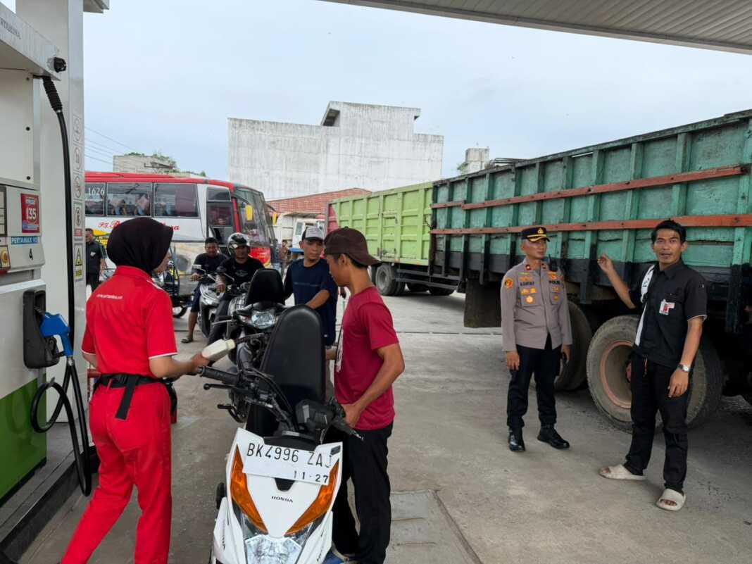 CEK BBM: Wakapolres Labusel, Kompol Moch Guntur Priyantoko, turun langsung melakukan pengecekan ketersediaan BBM di SPBU Jalan Labuhan, Kelurahan Kotapinang, Kabupaten Labuhanbatu Selatan, Kamis (11/6/2026).