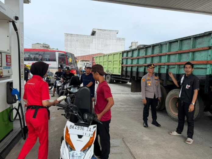 CEK BBM: Wakapolres Labusel, Kompol Moch Guntur Priyantoko, turun langsung melakukan pengecekan ketersediaan BBM di SPBU Jalan Labuhan, Kelurahan Kotapinang, Kabupaten Labuhanbatu Selatan, Kamis (11/6/2026).