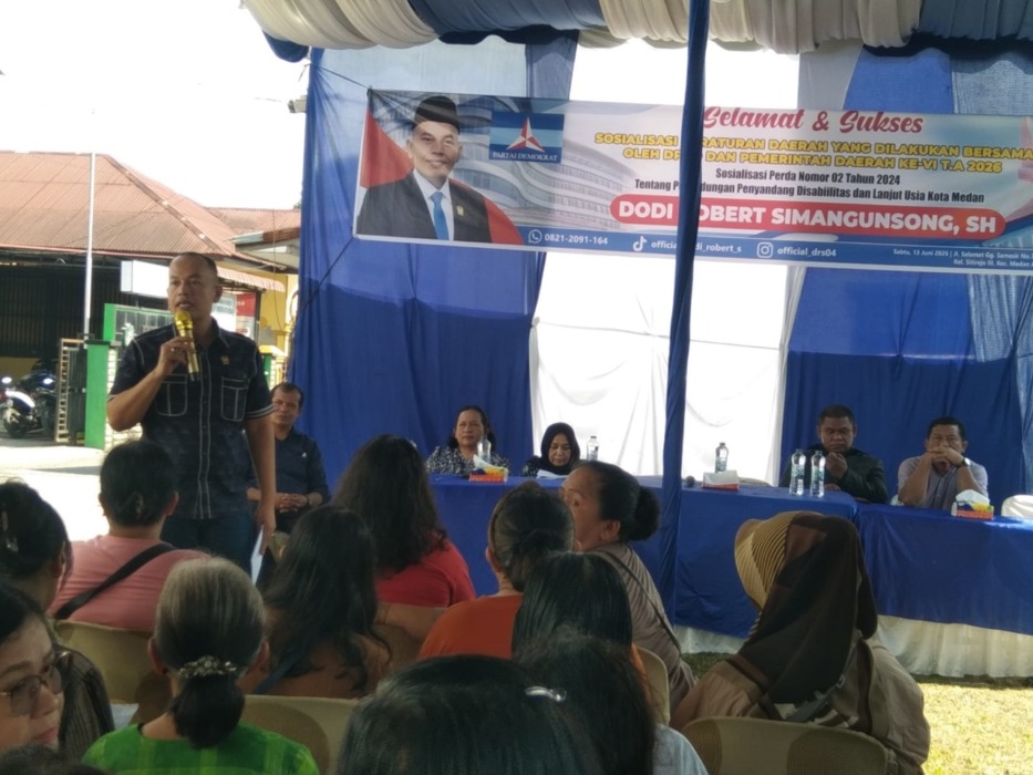 SOSIALISASI: Anggota DPRD Kota Medan Dodi Robert Simangunsong saat melaksanakan Sosialisasi Peraturan Daerah VI Tahun 2026 di Jalan Selamat Gang Samosir, Kelurahan Sitirejo III, Medan Kota, Sabtu (13/6).