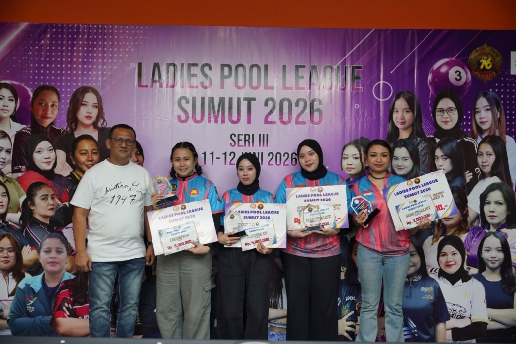 BERSAMA: Owner Team 76 Harimau Sumatera dan sponsor utama kejuaraan Ladies Pool League Sumut 2026, Hidayat Batubara bersama pemenang Seri III. (Dok Panitia)