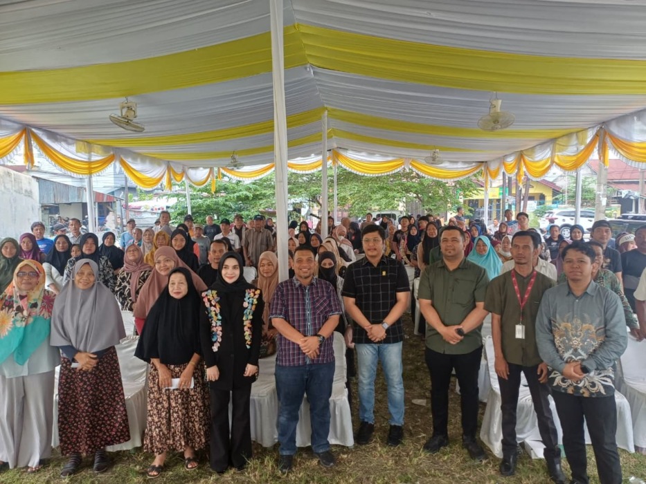 SOSIALISASI PERDA: Anggota DPRD Kota Medan dari Fraksi Partai Golkar, dr Dimas Sofani Lubis saat menggelar Sosialisasi Perda No.4 Tahun 2012 di Kelurahan Tanjungsari, Medan Selayang, Minggu (14/6/2026).