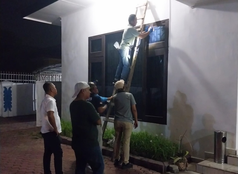 OLAH TKP: Petugas kepolisi saat melakukan olah tempat kejadian (TKP)perkara penembakan rumdis Wabup Deliserdang.