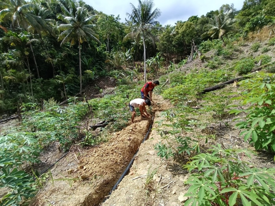 PEMBANGUNAN PIPANISASI: TNI-AD saat melaksanakan pembangunan pipanisasi, di Desa Lolomoyo, Kecamatan Amandraya, Kabupaten Nisel. (Istimewa/Sumut Pos).