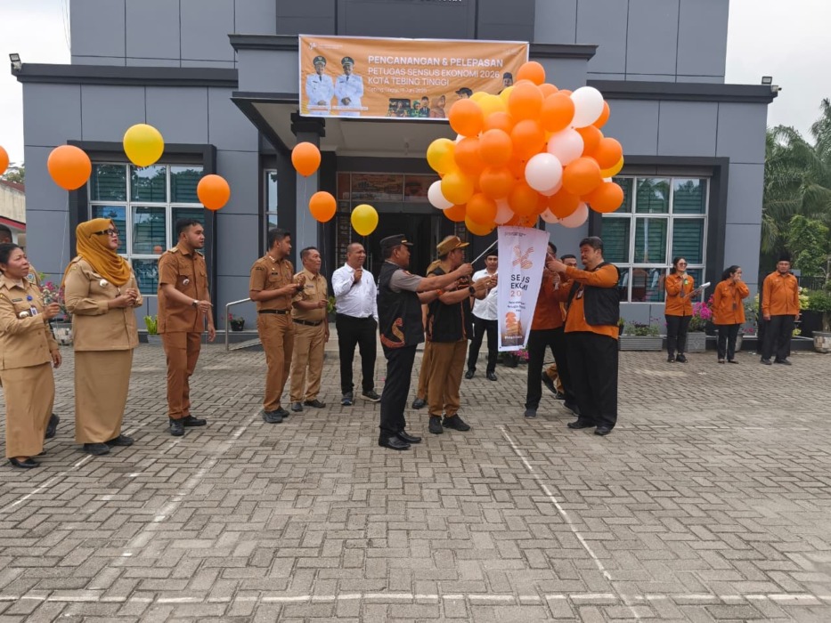 PENCANANGAN: Wali Kota Tebingtinggi bersama Kepala BPS Kota Tebingtinggi dan unsur forkopimda melepas balon sebagai simbol pencanangan dan pelepasan petugas Sensus Ekonomi (SE) 2026 di Halaman Kantor BPS Kota Tebingtinggi, Senin (15/6). (Azan purba / sumutpos).
