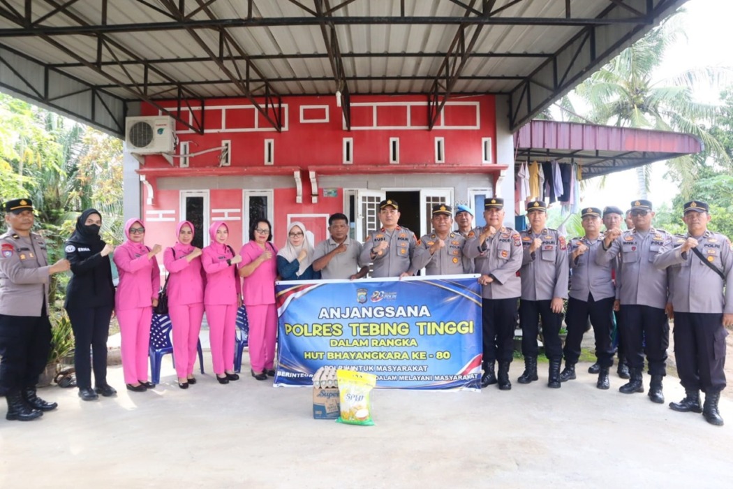 KUNJUNGAN: Kapolres Tebingtinggi AKBP Rina Frillya bersama rombongan Polres Tebingtinggi saat kegiatan anjangsana kepada purnawirawan, warakawuri, dan pensiunan PNS Polri dalam rangka Hari Bhayangkara, Selasa (16/6)// Azanpurba/sumutpos.