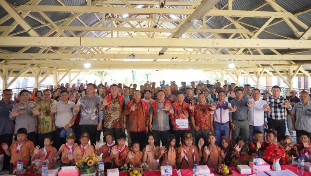 JEMPUT ASPIRASI: Bupati Karo Antonius Ginting menjemput aspirasi warga di Desa Samura, Jumat (12/16).